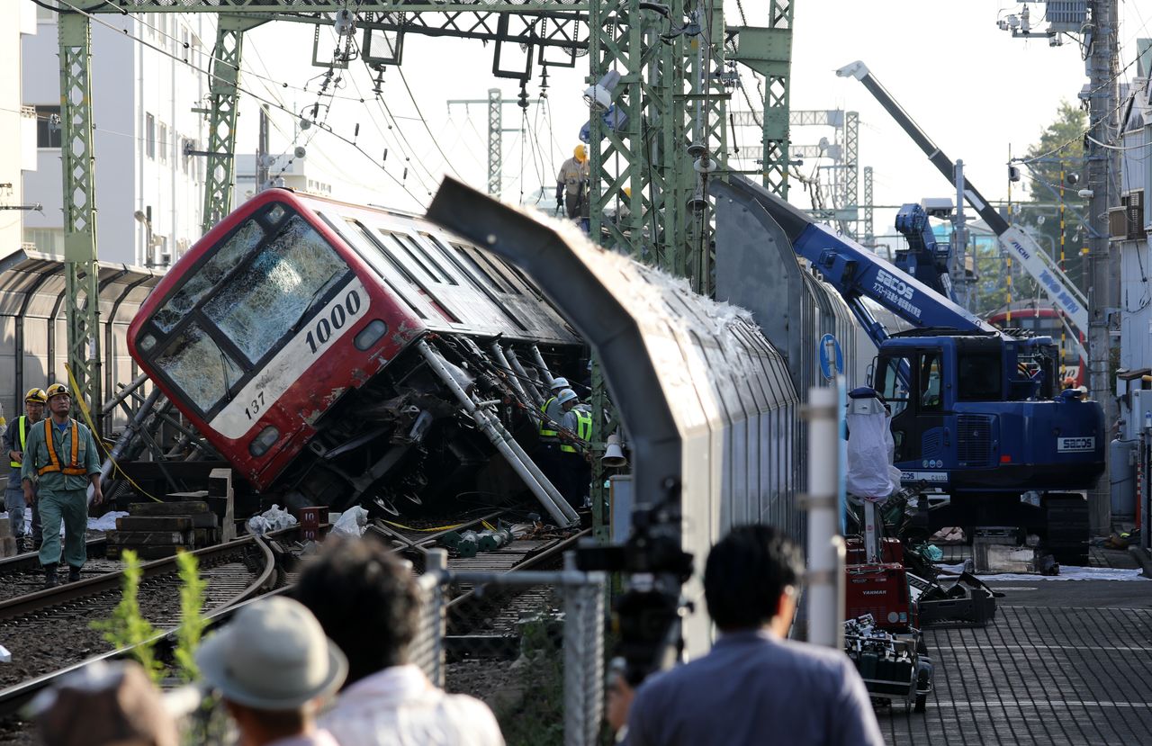 Le train de la ligne Keikyû, qui a déraillé après une collision avec un camion, le 6 septembre 2019, dans l’arrondissement de Kanagawa, dans la ville de Yokohama. (Jiji Press) 