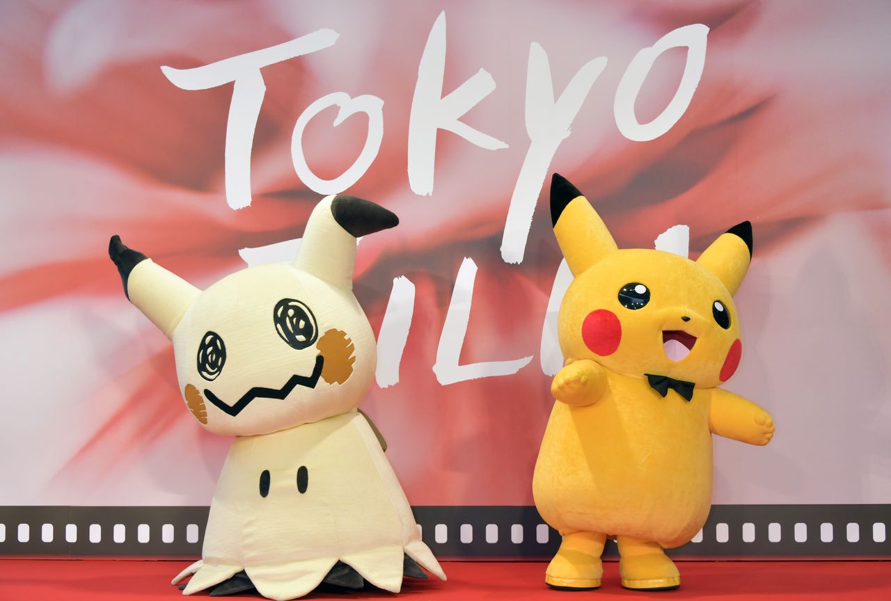 Mimikyû (à gauche) et Pikachû sur le tapi rouge du Festival international du cinéma de Tokyo 2017. À l’heure actuelle, les séries de Pokémon mettent en scène 901 personnages différents. (Jiji)