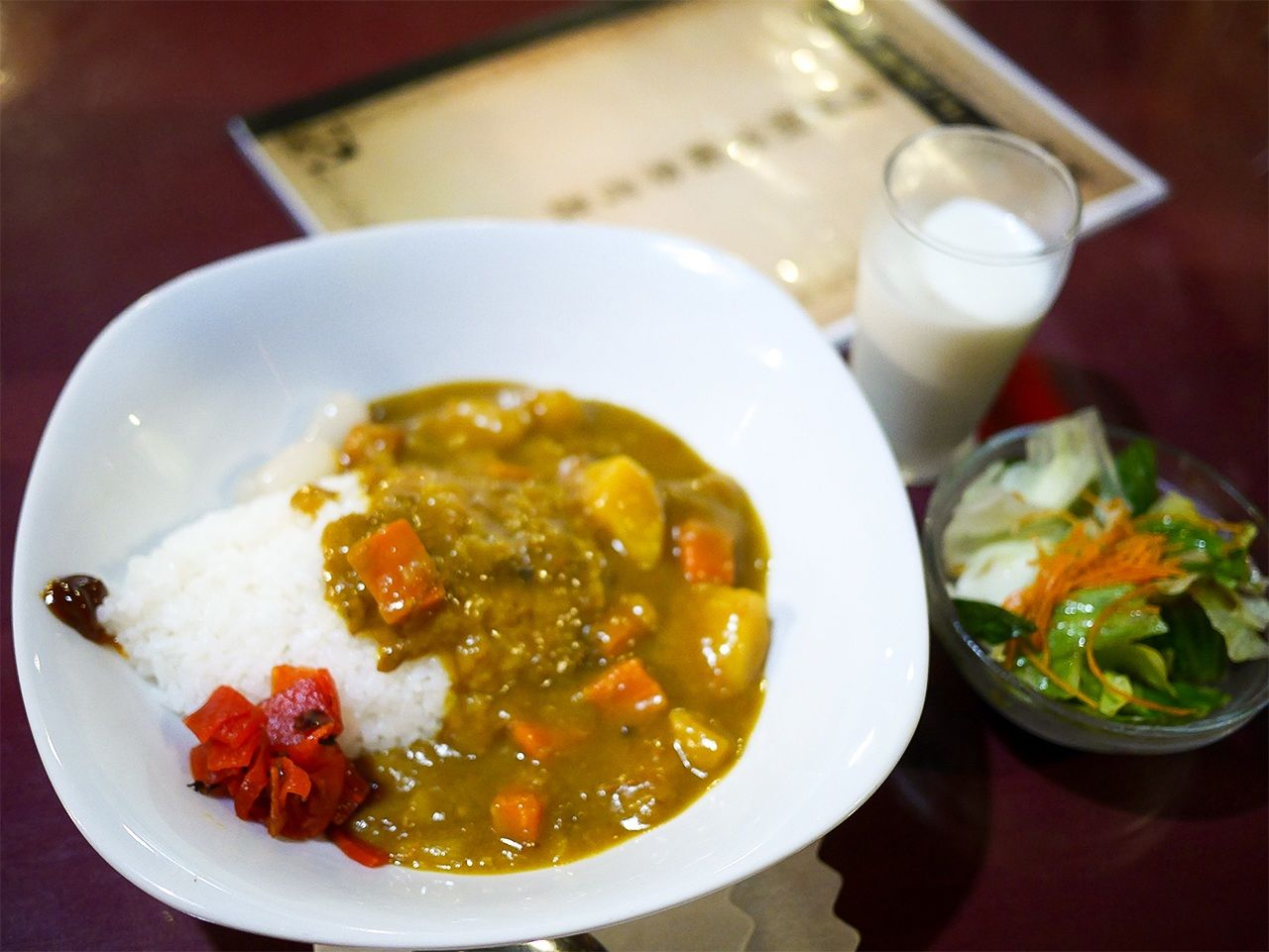 Le riz au curry de la Marine de guerre à Yokosuka (photo de l’auteur)