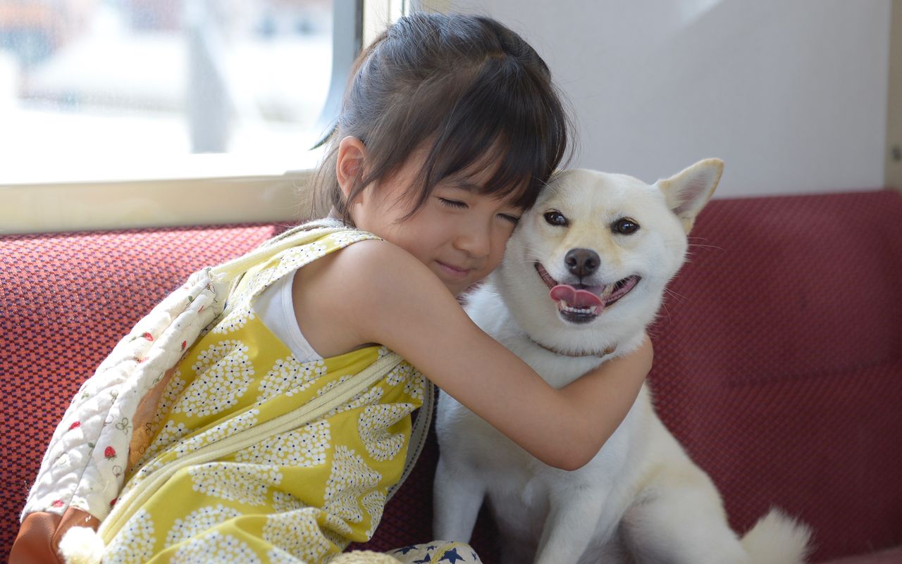 Sayaka (Niitsu Chise) et son chien Lou ©2019 Comité de production du film