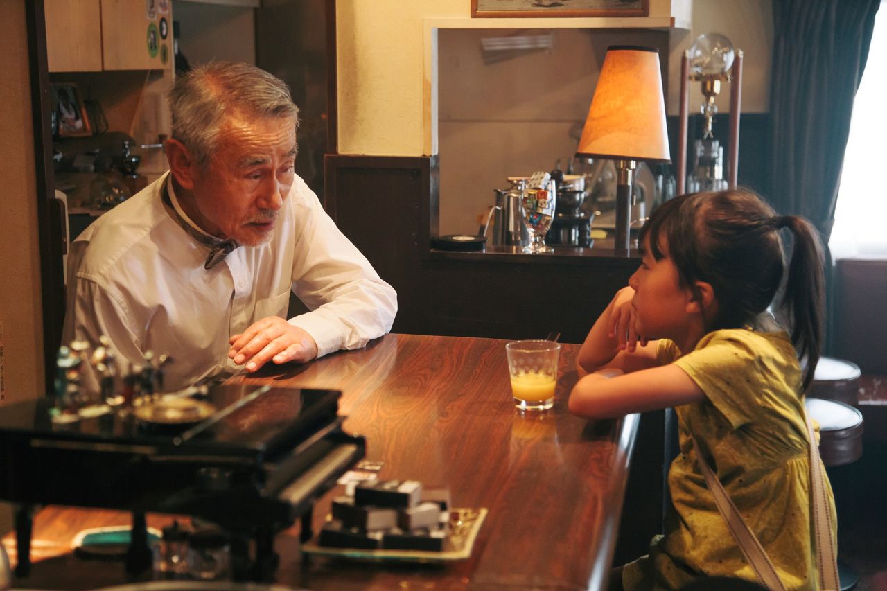 Fuse (Oida Yoshi), fait une confidence sur son fils à Sayaka qu’il vient de rencontrer. ©2019 Comité de production du film