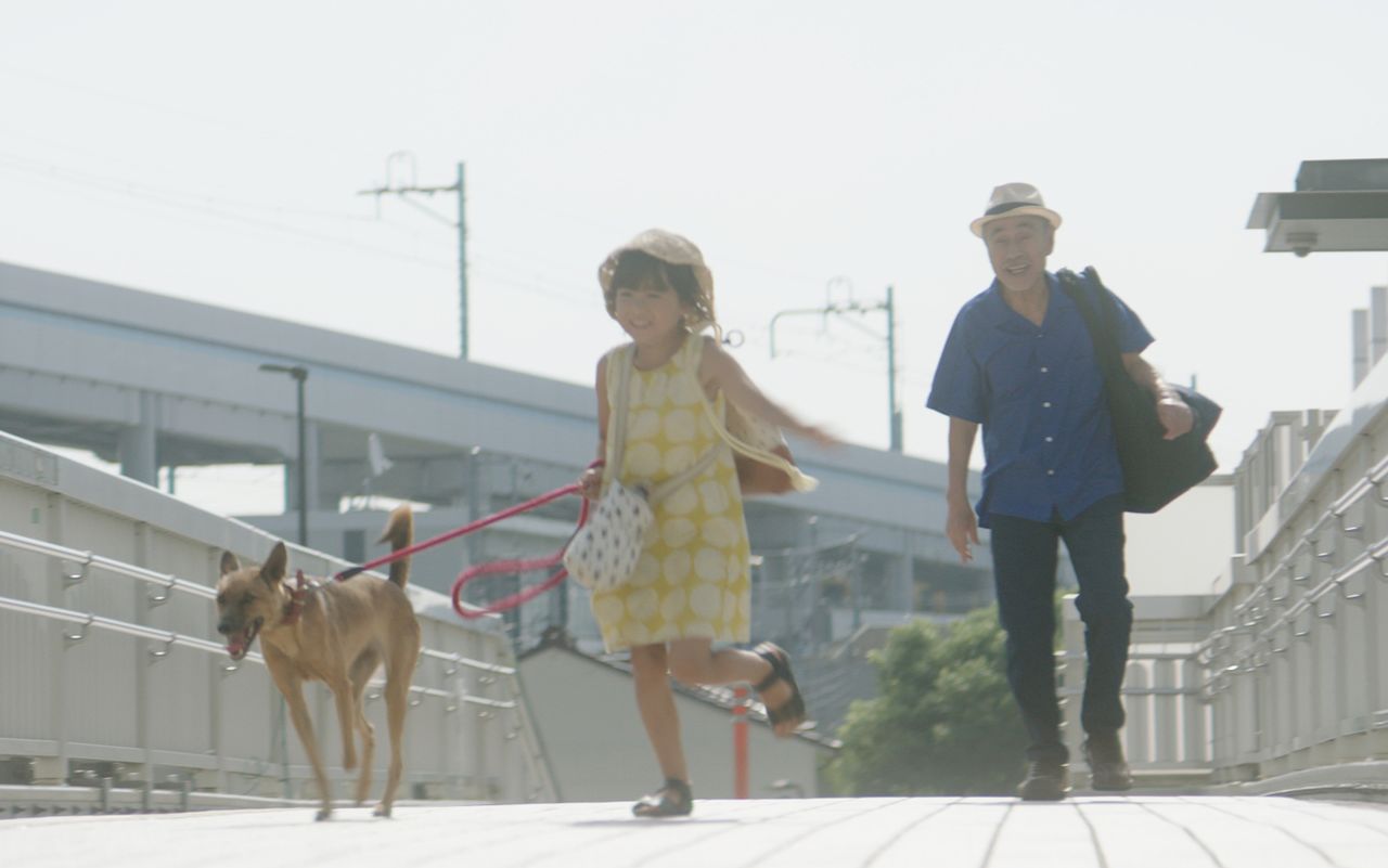 Sayaka et Fuse partent à la mer, avec Ruth, le chien du café ©2019 Comité de production du film
