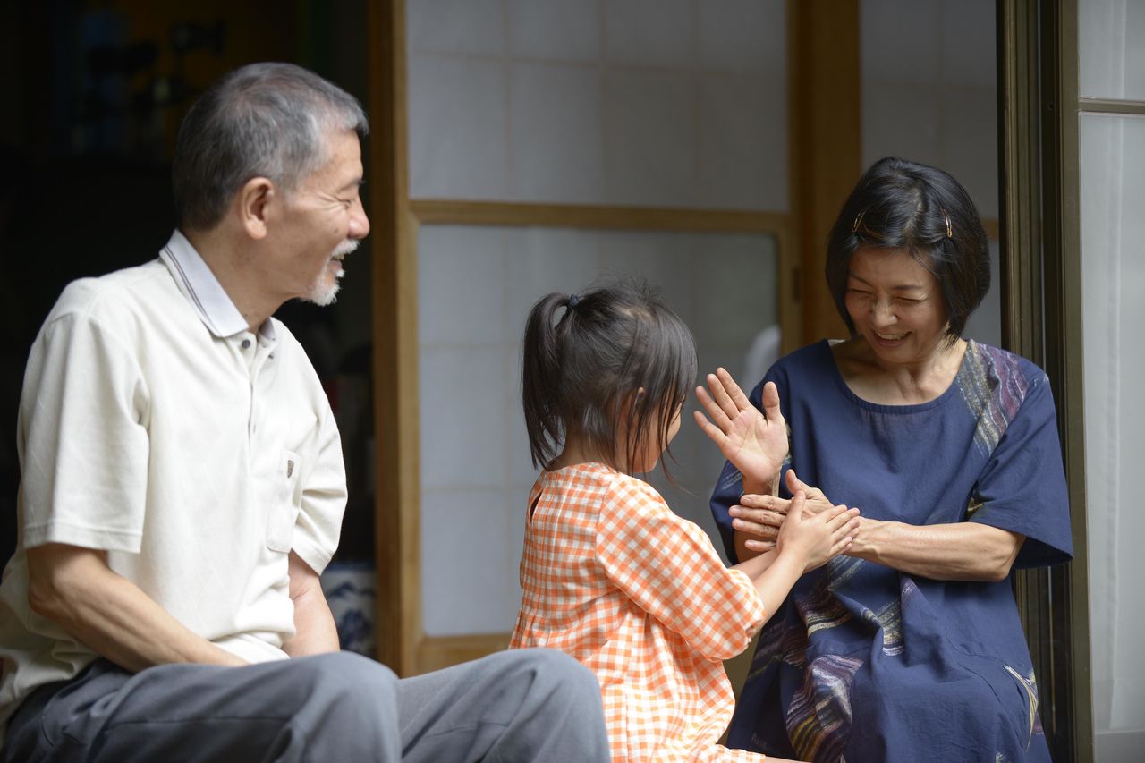 Shiomi Sansei (à gauche) et Ichige Yoshie interprètent les grands-parents de Sayaka ©2019 Comité de production du film