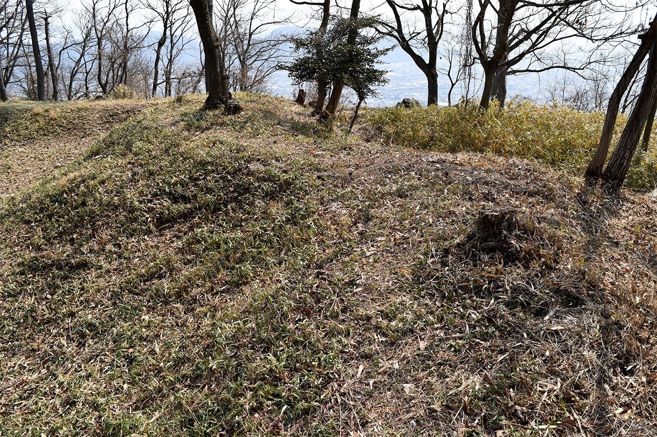 Murs en terre incurvés des ruines du château de Katsuga, dans la préfecture de Kagawa