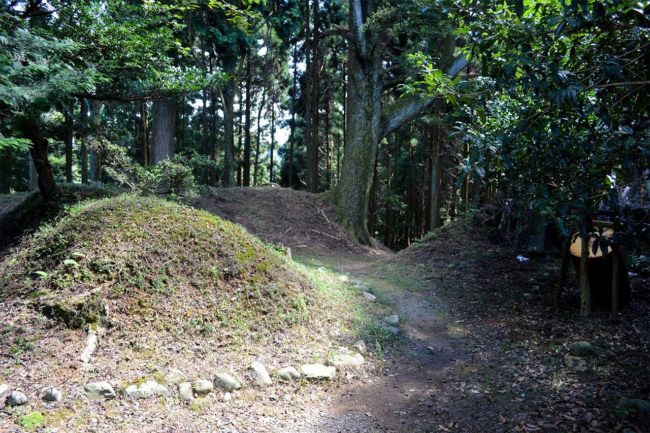 L’entrée kuichigai no koguchi des ruines du château de Matsuoyama, dans la préfecture de Gifu
