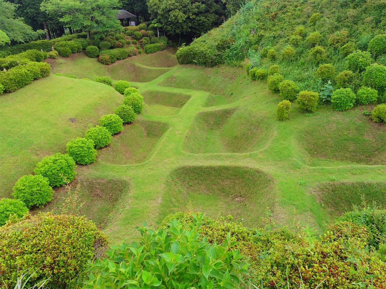 Les talus horishôji des ruines du château de Yamanaka, dans la préfecture de Shizuoka