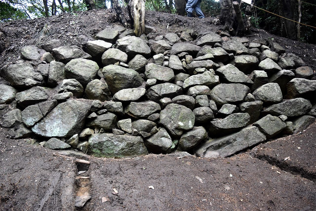 Mur construit en gros blocs de pierre des ruines du château de Iimori, dans la préfecture d’Osaka