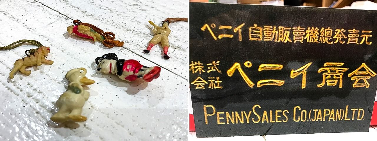 À gauche : des jouets en celluloïd fabriqués au Japon puis importés aux États-Unis au lendemain de la guerre. À gauche : un panneau de Penny Shôkai issu de la collection de Onoo Katsuhiko.