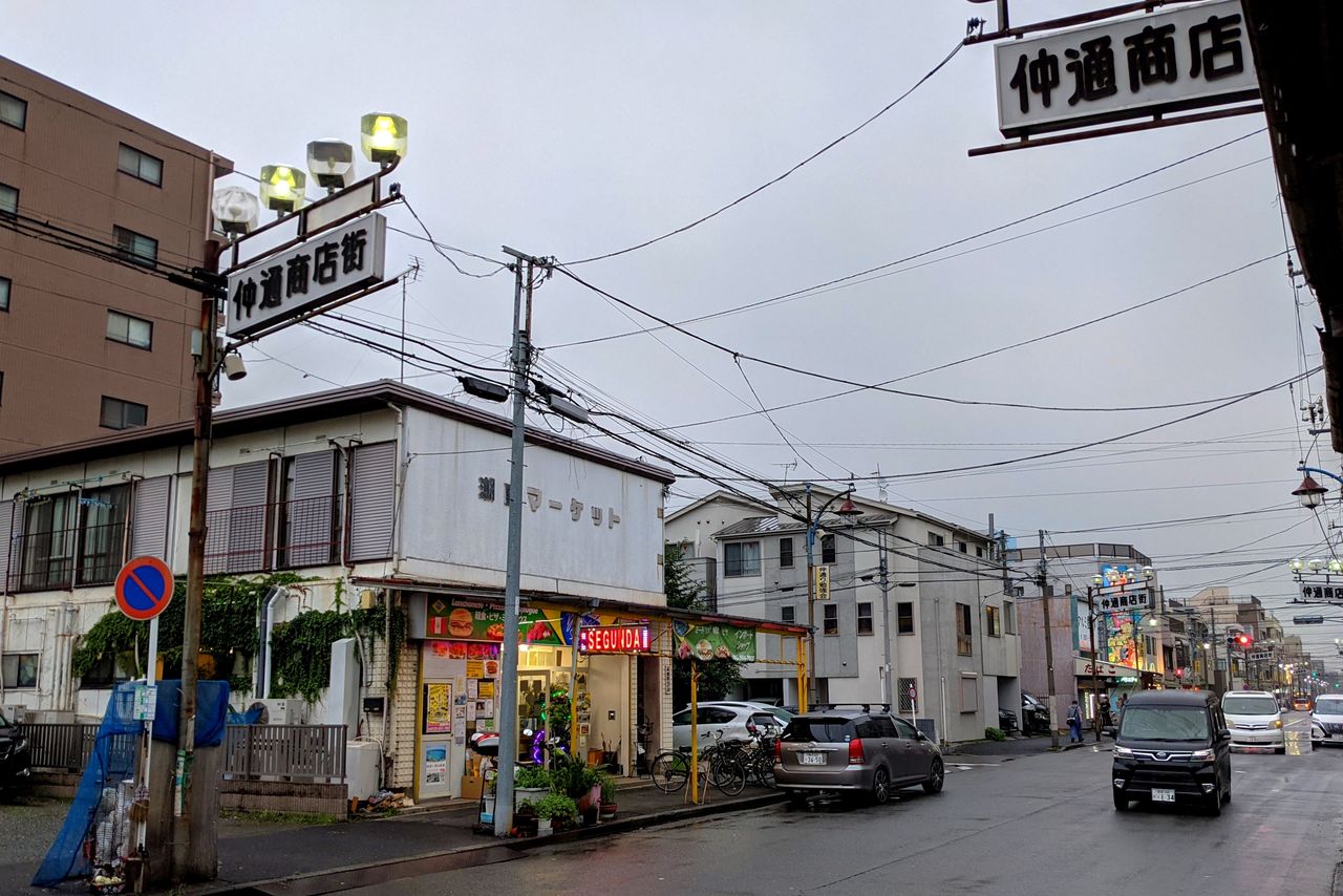 Nakadôri au couchant, où cohabitent la culture brésilienne du restaurant Yuri Shop avec celle de la Bolivie ou encore d’Okinawa.