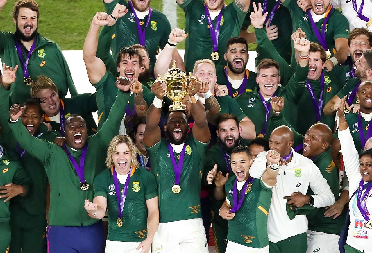 Le capitaine Siya Kolisi et les joueurs de l'équipe de d'Afrique du Sud, célébrant leur victoire lors de la finale de la Coupe du Monde de Rugby, le 2 novembre 2019 au Stade international de Yokohama (Jiji press).