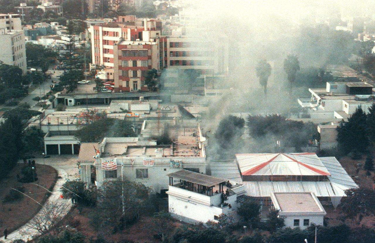 Après l’assaut des forces spéciales péruviennes, un panache de fumée s’élève de la résidence de l’ambassadeur japonais au Pérou le 22 avril 1997, à Lima (Jiji)