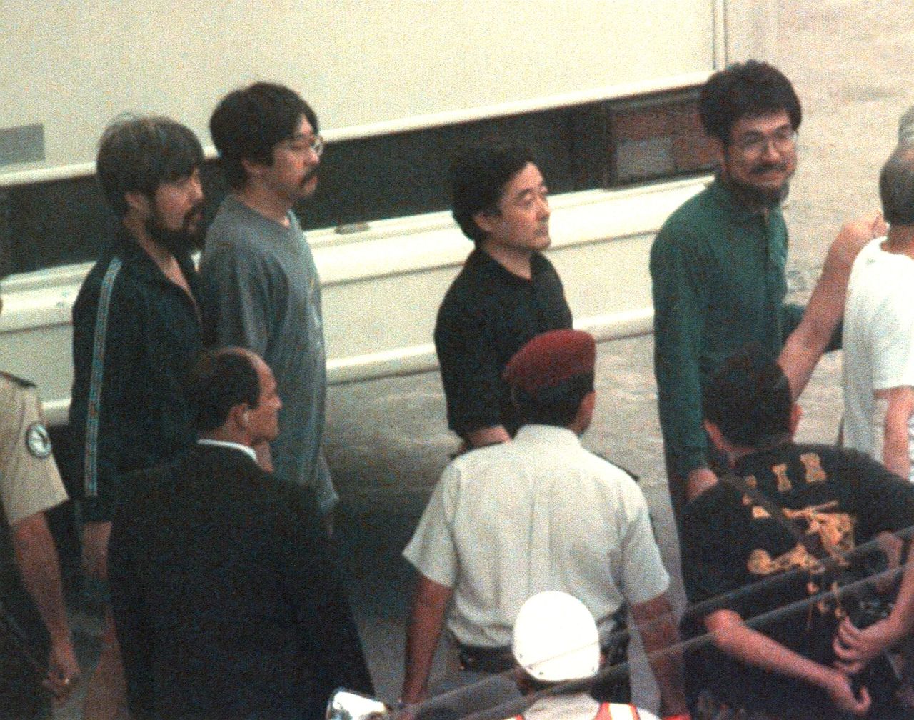 Des otages japonais soulagés après leur libération ; au centre, en chemise noire, Ogura Hidetaka, le 22 avril 1997 à Lima au Pérou (Jiji)