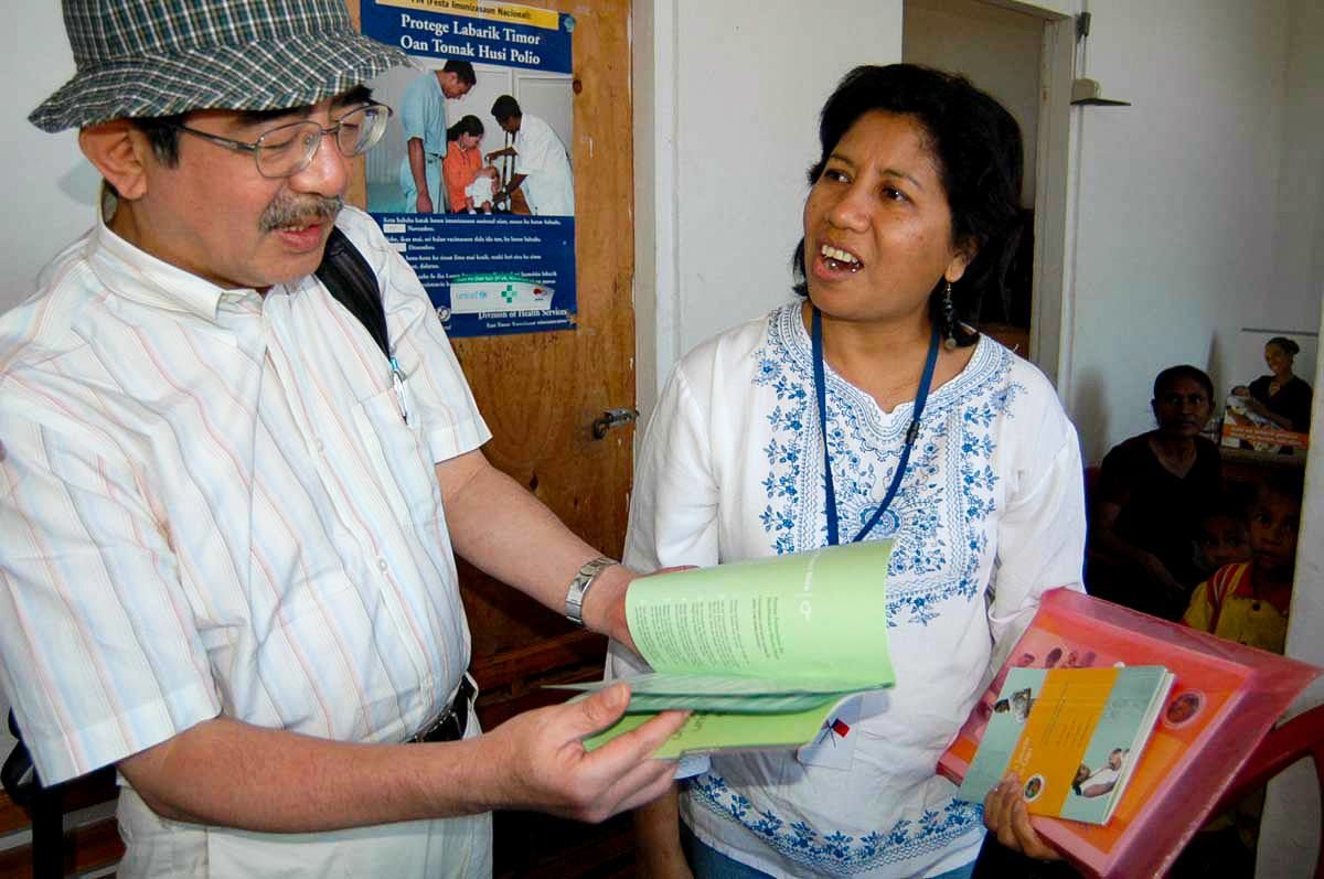 Le docteur Nakamura écoute l’explication d’un manuel boshi techô au Timor oriental.