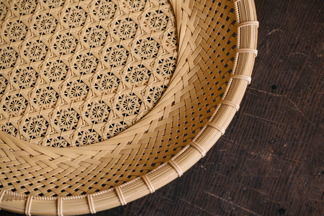 Un motif de pivoine se dévoile sur le bol en bambou quand ce dernier est exposé à la lumière.