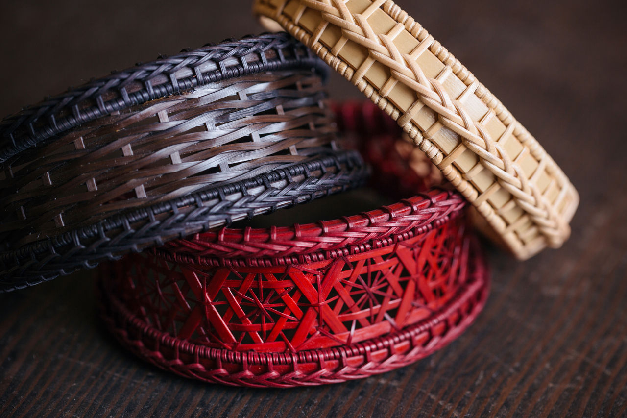 Les bracelets modernes, de haut en bas, des motifs de lauriers, d’aiguilles de pins et de pivoines.