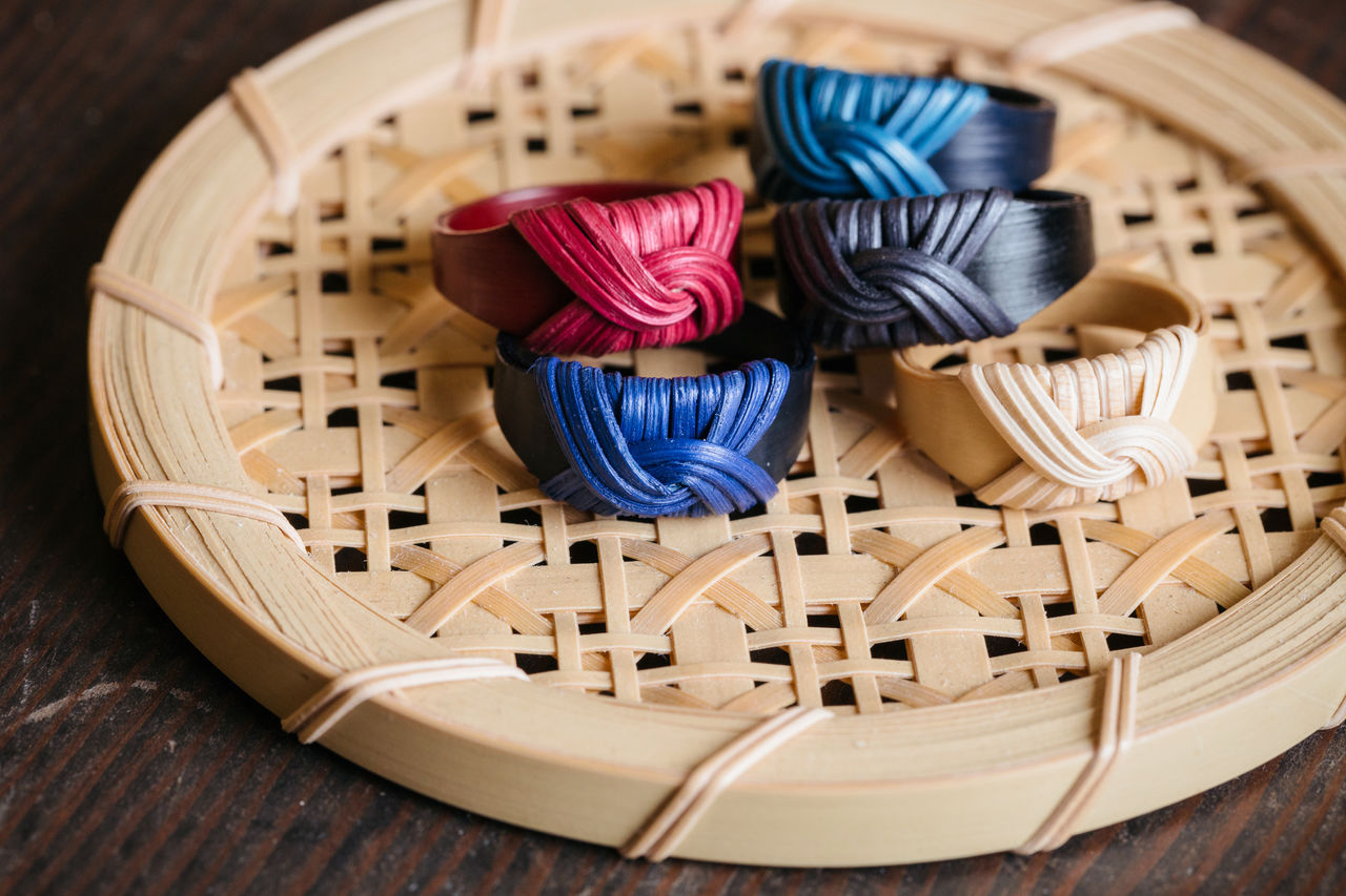 Ogura fabrique ses propres teintures pour ces anneaux élégamment colorés.