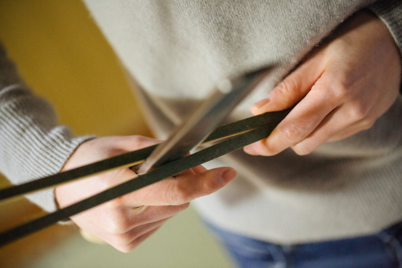Le couteau à lame large permet de couper le bambou en fines lamelles.