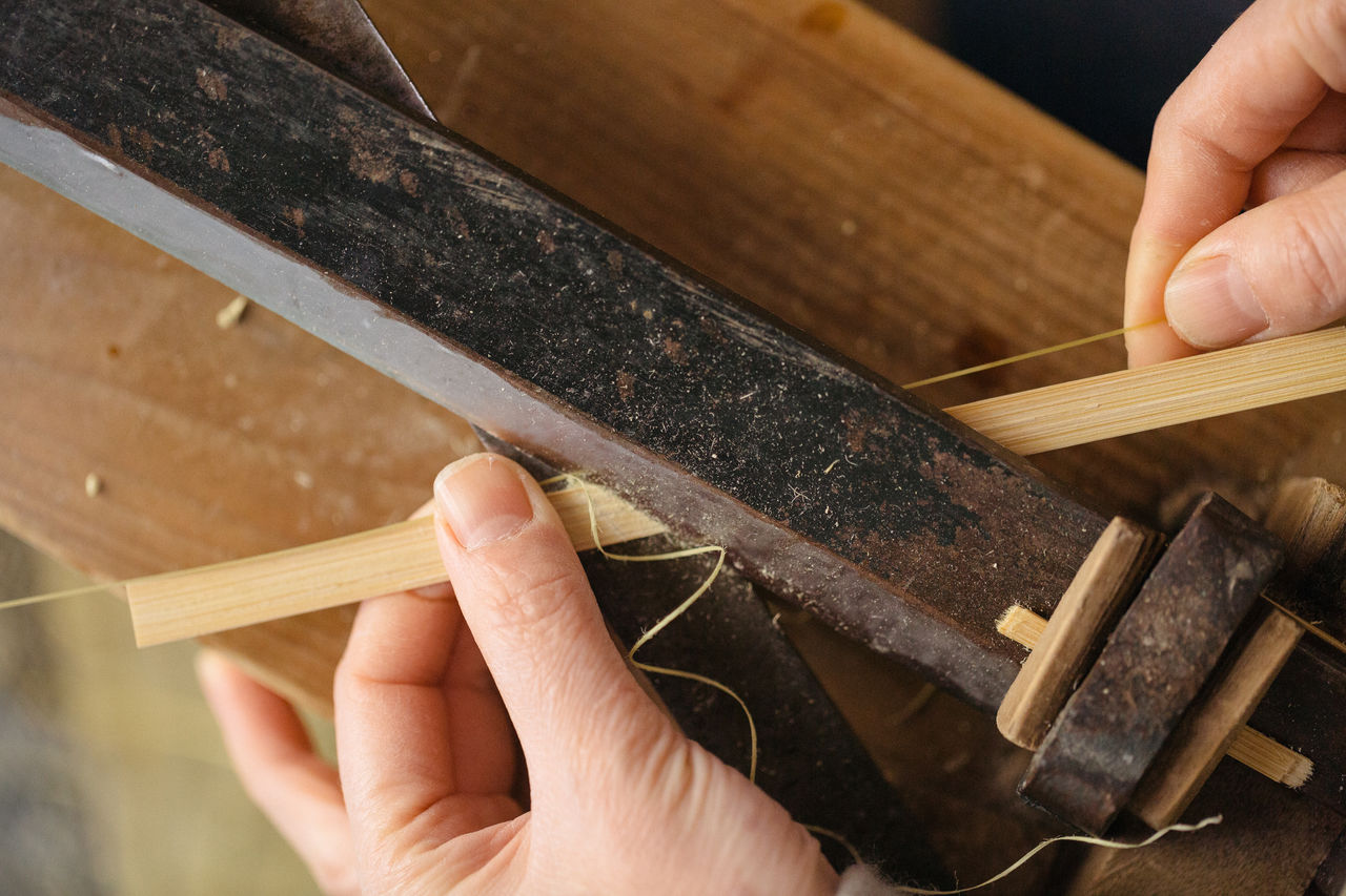 Chiemi fabrique des brins filiformes afin de les utiliser pour son artisanat.