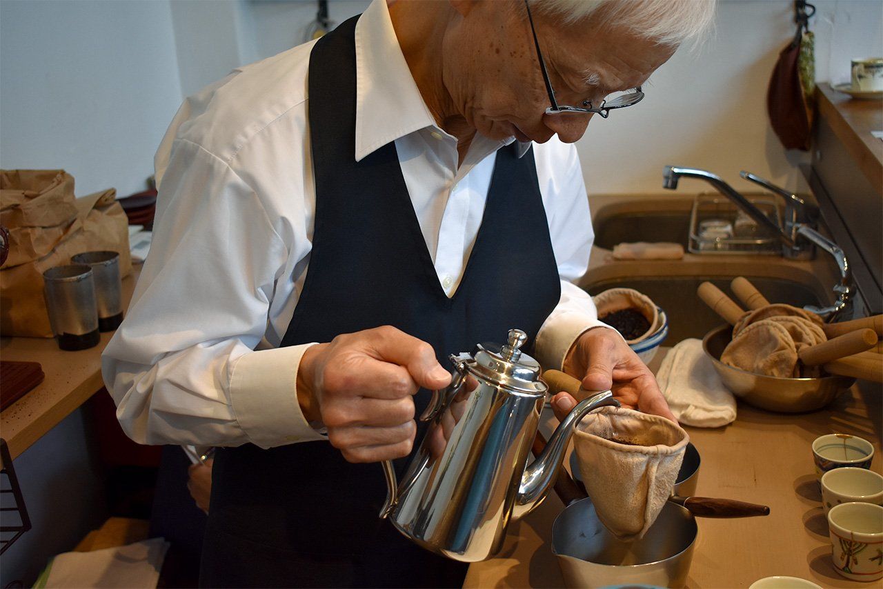 Daibô Katsuji prépare une tasse de café durant l’évènement spécial qui s’est tenu à Omotesando au printemps 2019.