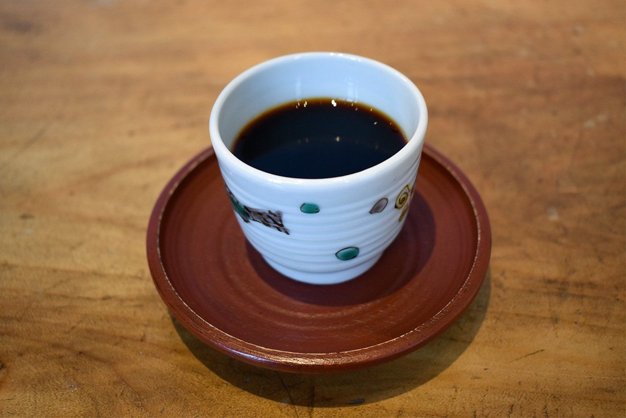 Daibô utilise 25 grammes de graines par café - plus du double de la quantité habituelle - et sert son brassage dans une demi-tasse.