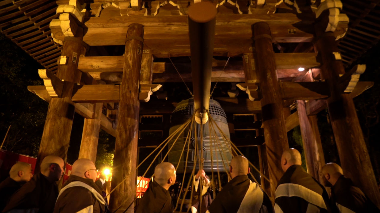 Il faut 17 moines pour faire bouger le marteau, qui viendra ensuite frapper la cloche pour marquer la fin de l’année passée.