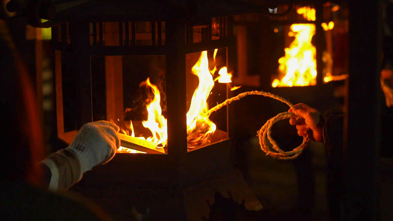 Le bois d'Okera-gi, sur lequel les souhaits sont écrits, est brûlé dans une lanterne okera, et les flammes, que les fidèles emportent avec eux sur des cordes allumettes, sont utilisées pour éclaire les lanternes des autels bouddhistes, et pour allumer les poêles contenant le zôni, une soupe traditionnelle du Nouvel An.