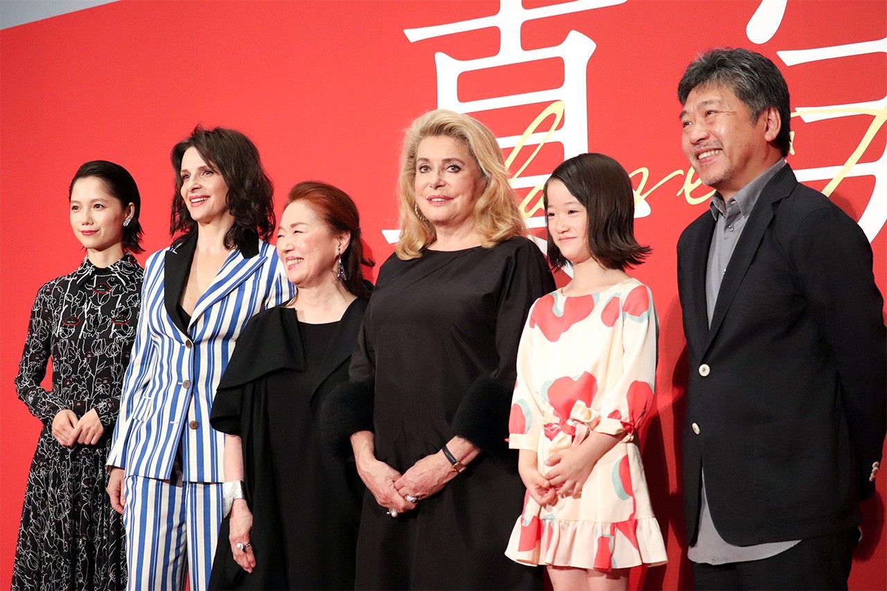 Les actrices, les doubleuses et le réalisateur lors de l'avant-première japonaise de La Vérité. De gauche à droite : Miyazaki Aoi, Catherine Deneuve, Miyamoto Nobuko, Juliette Binoche, Sasaki Miyu et Kore-eda Hirokazu (photo prise par Watanabe Reiko).