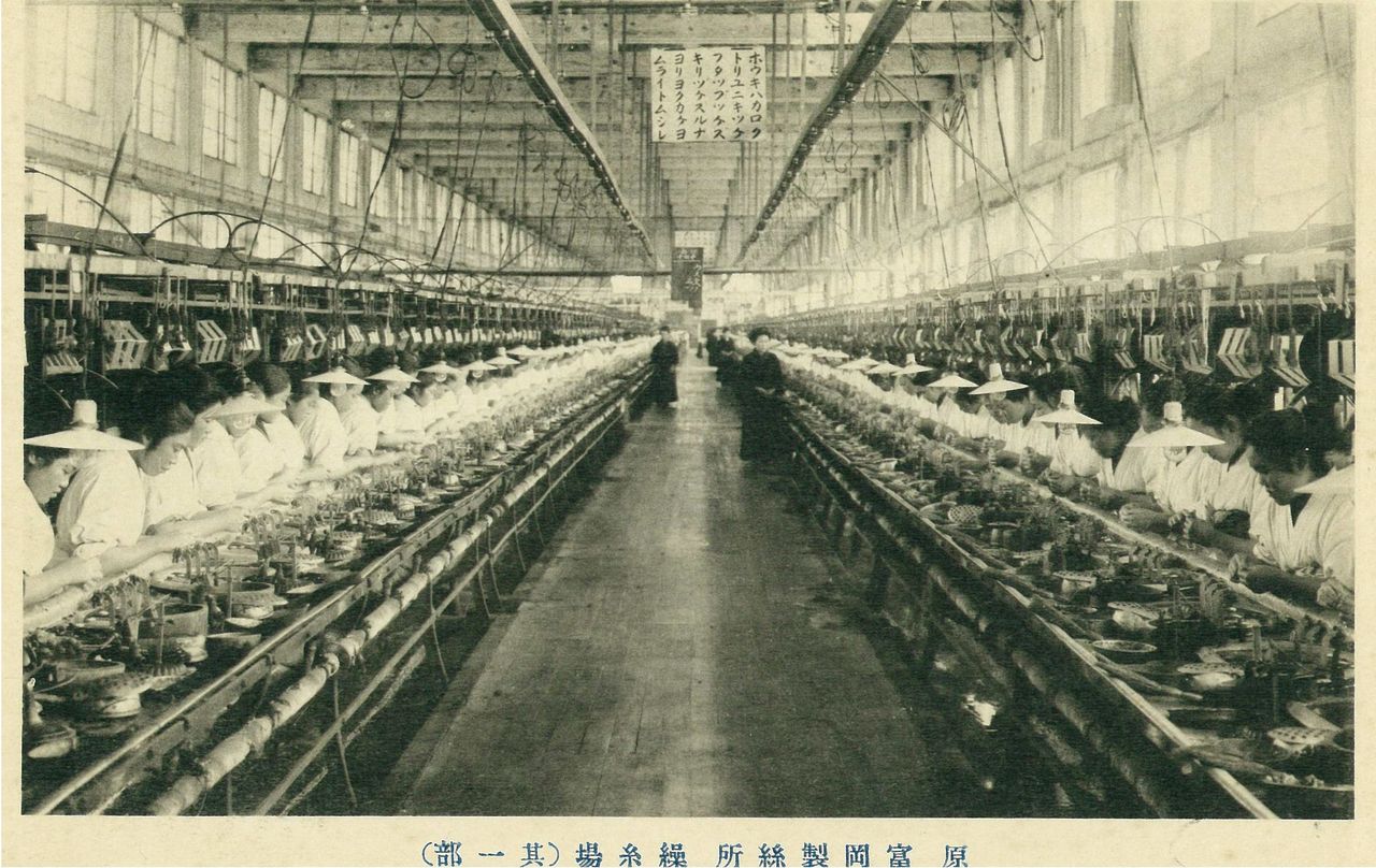 Une carte postale montrant des travailleuses de la fabrique, pendant la période où cette dernière était détenue et gérée par la société Hara. (Avec l’aimable autorisation de la filature de soie de Tomioka) 