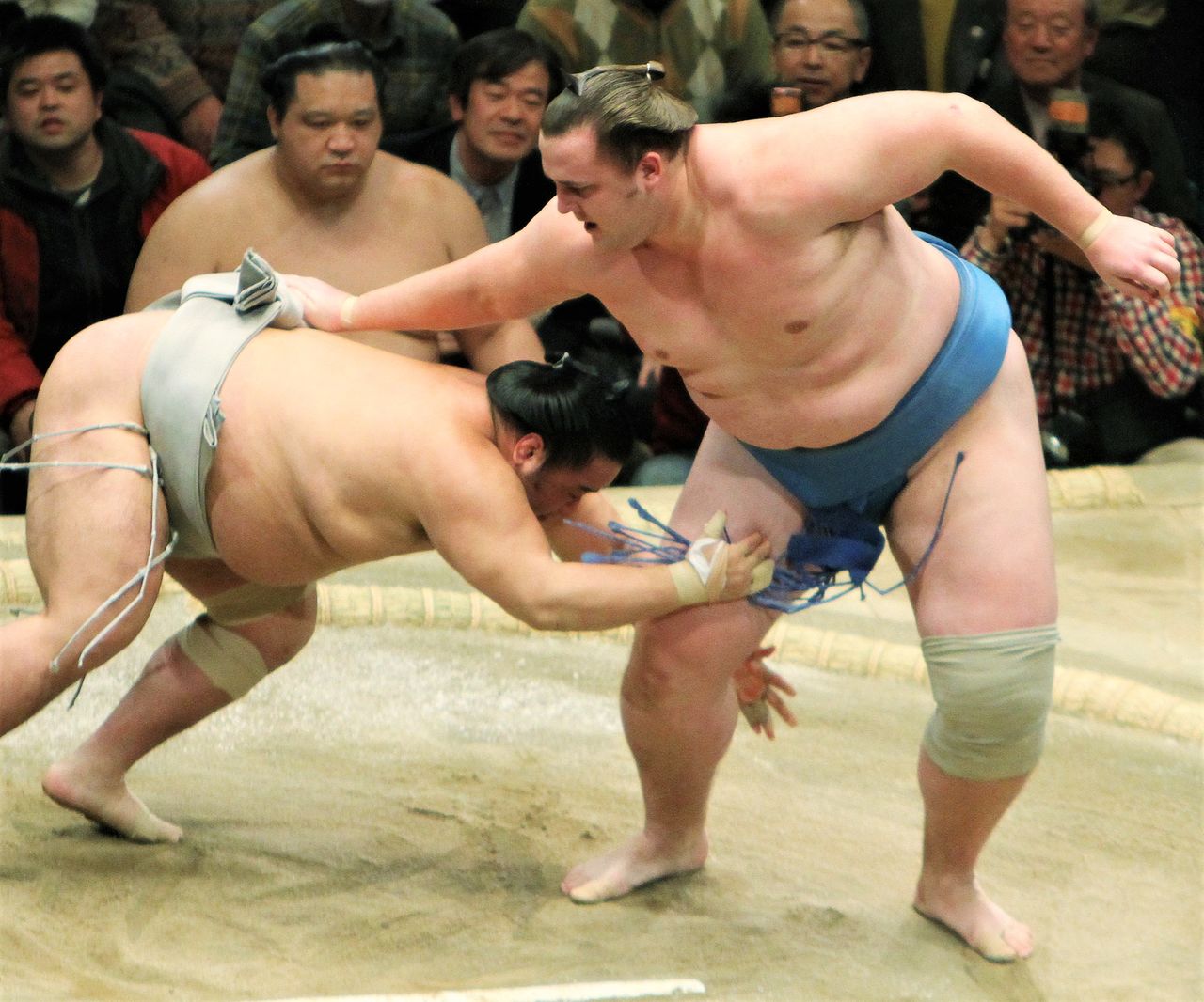 Ôsakate : saisir le mawashi de l'adversaire par-dessus l'épaule et le projeter en le soulevant. Le sekiwake d'origine estonienne Baruto (à droite) remporte son match contre Kakizoe en utilisant ce kimarite inhabituel, le quatorzième jour du basho de janvier 2010 (Jiji Press).