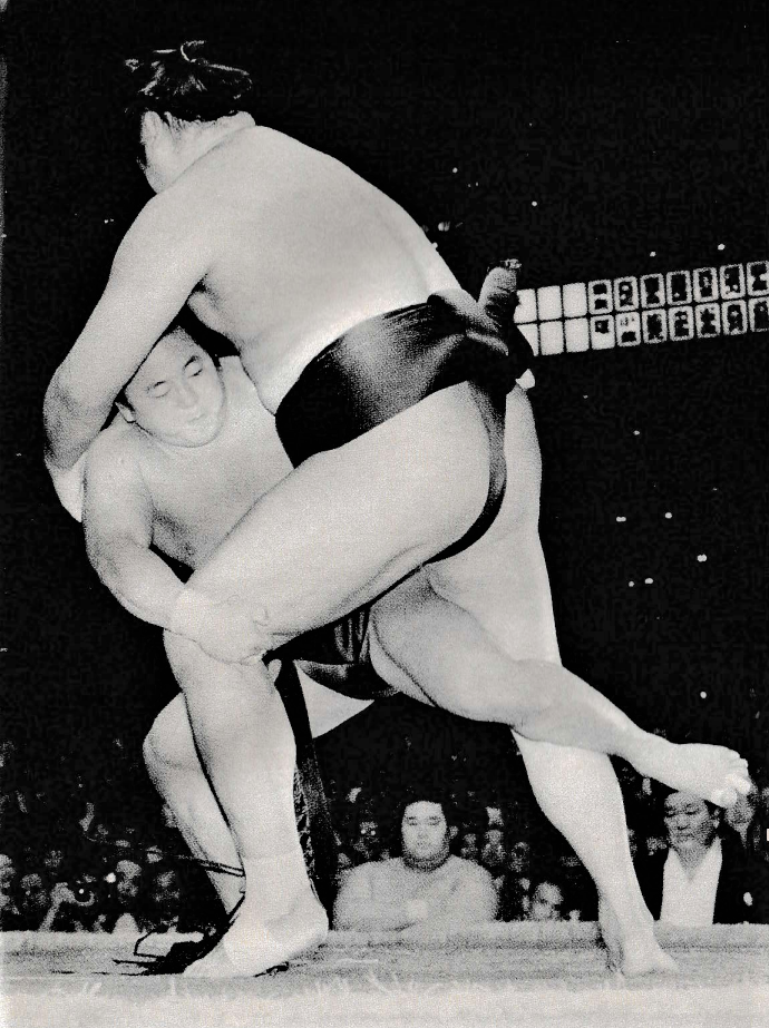 Le lutteur de petit gabarit Mainoumi (172 cm et 96 kg), terrassant le géant Kotofuji (192 cm, 146 kg) avec un mitokoro-zeme au basho de septembre 1992. Aucun lutteur n'avait utilisé un tel kimarite en division makuuchi depuis le basho de mai 1955, le premier tournoi où les kimarite ont commencé à être annoncés (avec l'aimable autorisation du journal Ôzumô).