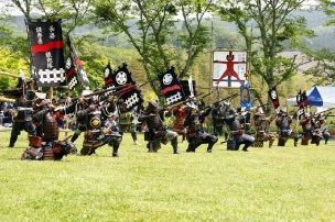 La « fête des bannières de la bataille de Nagashino », organisée tous les ans au mois de mai sur le site des combats en l’honneur des âmes des victimes des deux camps (office du tourisme de la ville de Shinshiro)