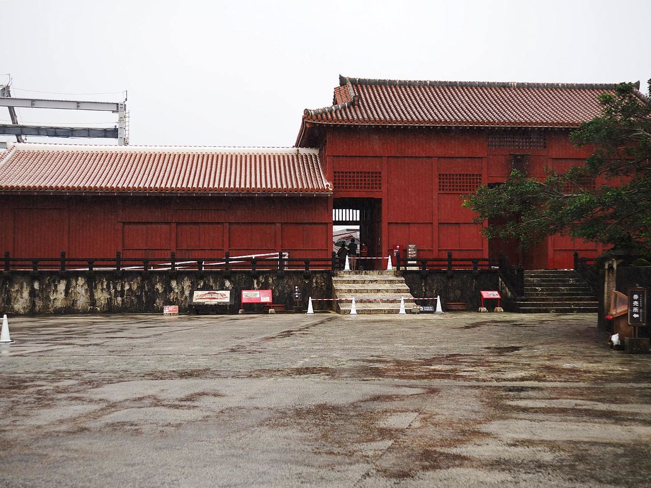 La porte Hôshinmon du château de Shuri. Au-delà de la porte, le pavillon principal et les autres bâtiments détruits par un incendie en octobre 2019.
