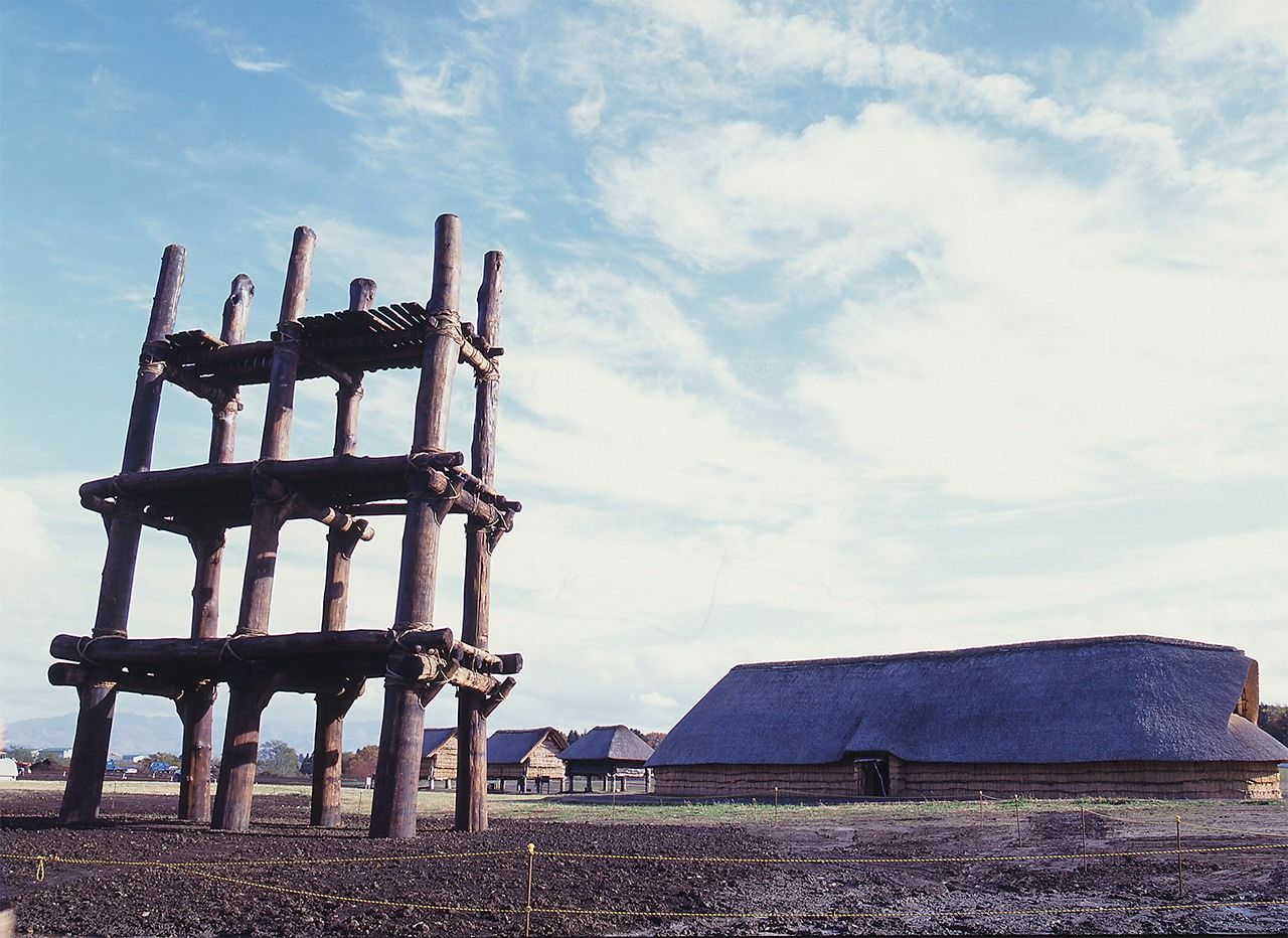 Bâtiments reconstitués du site archéologique Sannai Maruyama, dans la préfecture d’Aomori (photo avec l’aimable autorisation du Centre culturel Jômon de Sannai Maruyama).