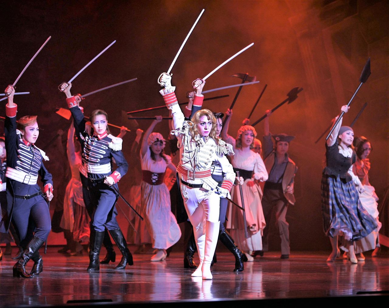La comédie musicale La Rose de Versailles est restée sans discontinuer à l’affiche de la compagnie théâtrale Takarazuka dès sa première, en 1974, à 2014. Son audience totale a dépassé les cinq millions de spectateurs. (17 février 2006, Théâtre Takarazuka de Tokyo. AFP/Jiji)