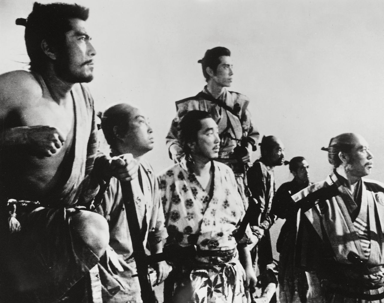 Mifune Toshirô (tout à gauche) et Shimura Takashi (tout à droite) dans les Sept Samouraïs. (© Kyôdô)