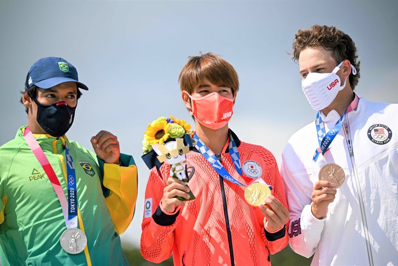 Horigome Yûto (au centre), remportant la médaille d'or à 22 ans après avoir enchaîné une série de tricks impressionnants en finale. Photo prise au Ariake Urban Sports Park, Tokyo, le 25 juillet 2021. (AFP/Jiji Press)