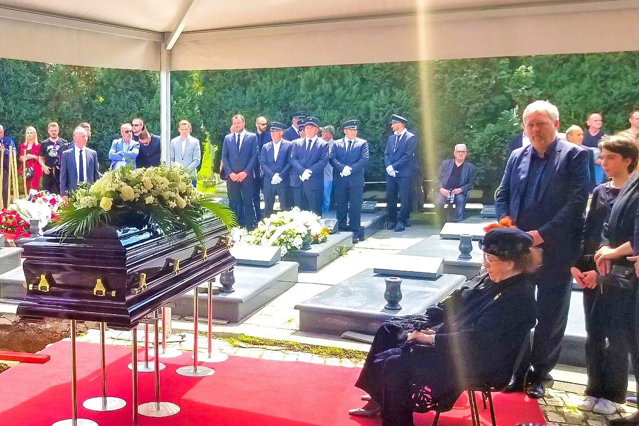 De nombreuses personnalités de toutes les couches de la société ainsi que du monde du football ont assisté aux funérailles d’Osim à Sarajevo, le 14 mai 2022, en Bosnie-Herzégovine. (Photo de l'auteur)