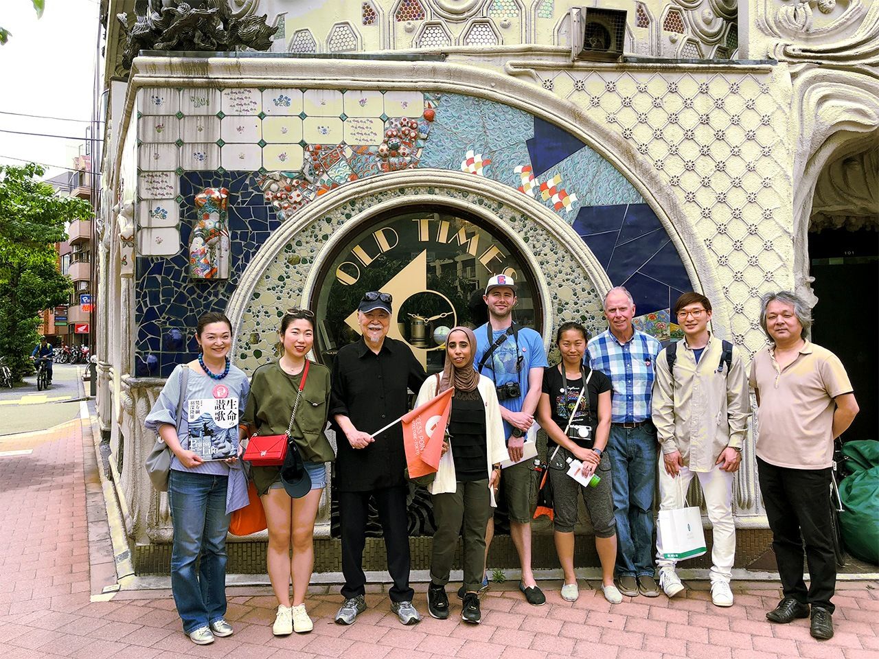 Von Jour Caux (troisième à partir de la gauche) pose devant Waseda El Dorado avec des visiteurs étrangers au cours d’une visite d’Access Point à Tokyo.