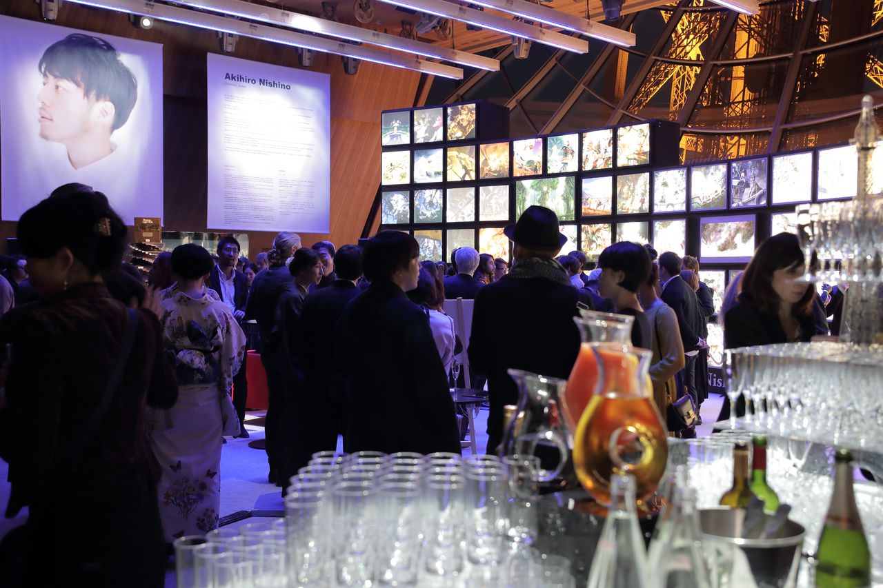 Pendant l’exposition Nishino Akihiro d’octobre 2019, de nombreux visiteurs ont admiré les illustrations de ce jeune créateur japonais. Ses « tableaux lumineux » étaient alignés sur les façades du Salon Gustave Eiffel, un espace événementiel ultra-moderne situé à 57 mètres de haut, en plein cœur de la tour Eiffel.