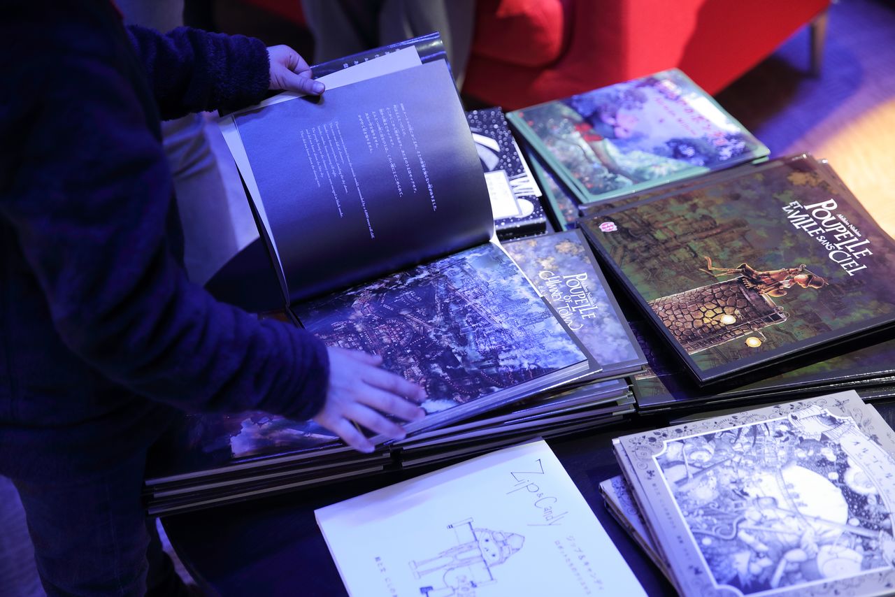 En 2018, les éditions Nobi Nobi ont publié une traduction en français de « Poupelle et la ville sans ciel », le quatrième album de Nishino Akihiro. En décembre 2019, ce livre pour enfants s’était déjà vendu à plus de 420 000 exemplaires dans cinq pays différents. Et il est actuellement en ligne dans 18 langues autres que le japonais sur le site Internet poupelle-multilingual.com.