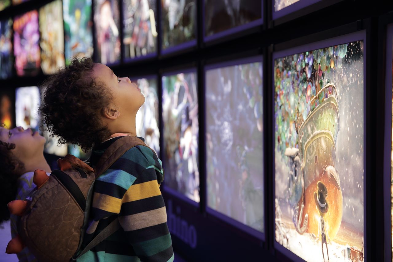 Un jeune visiteur de l’exposition Nishino Akihiro, les yeux rivés vers le haut. Les « tableaux lumineux » étaient disposés à dessein de façon à être regardés de bas en haut et à orienter naturellement les visages vers le ciel.