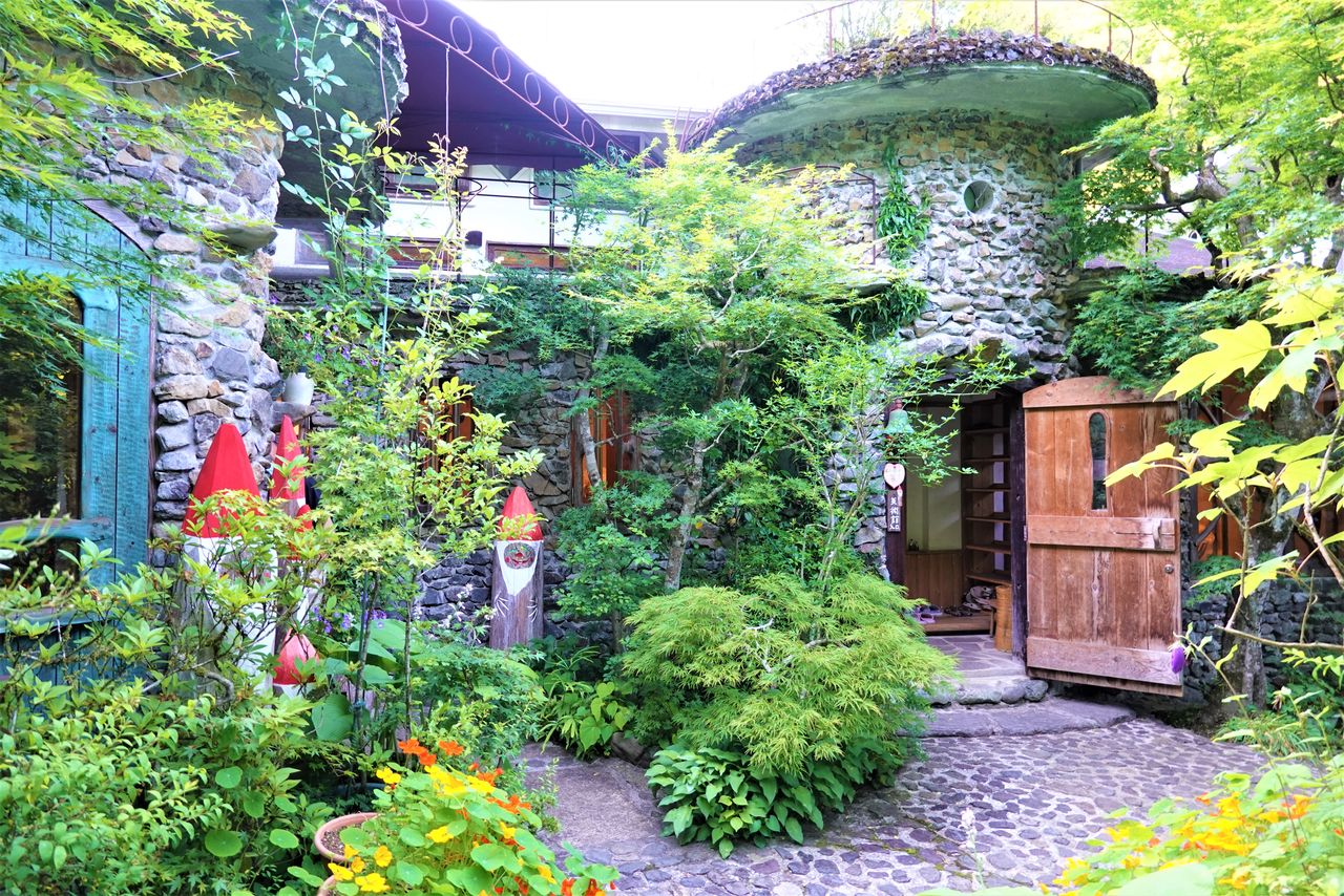 Situé à une quinzaine de minutes à pied du mont Ajisai, le musée fantastique ouvre sur une cour dallée de pavés ronds.