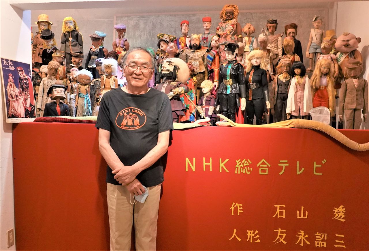 Tomonaga est né en 1944 dans la ville de Shimanto, préfecture de Kôchi. Parmi les objets exposés dans son musée figurent les marionnettes de la série NHK, ainsi que d’autres œuvres en bois, gravures sur bois et objets d’art. 