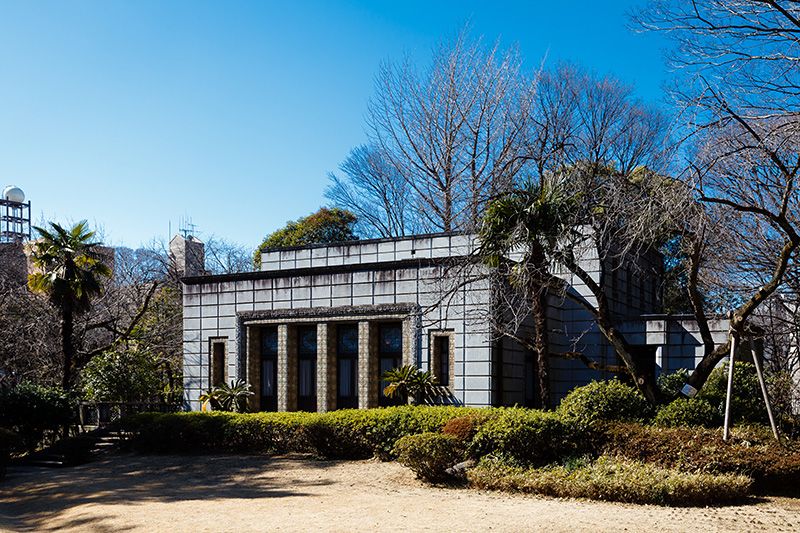 La bibliothèque Seienbunko, construite en 1925, est ornée d’une façade extérieure en brique et de vitraux.