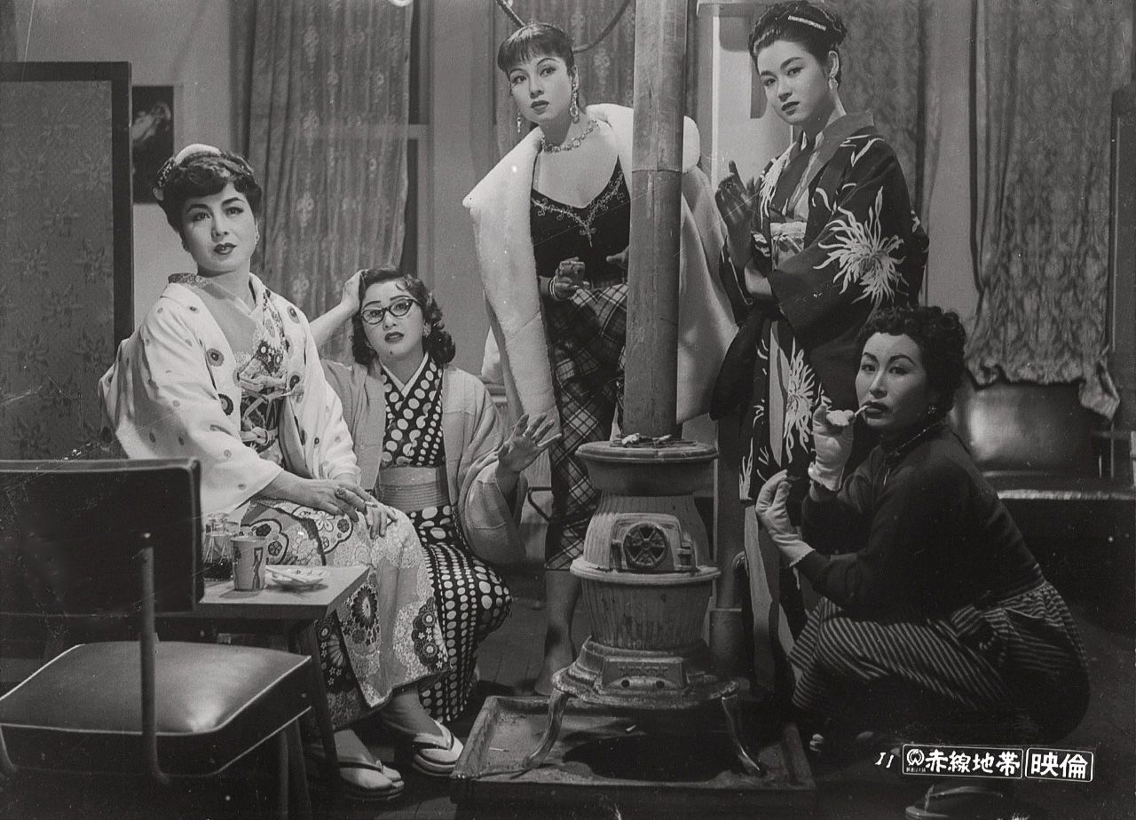 Le dernier chef d’œuvre de Mizoguchi Kenji, La rue de la honte (Akasen chitai, 1956). Wakao Ayako est la deuxième à partir de la droite. Au centre : Kyô Machiko