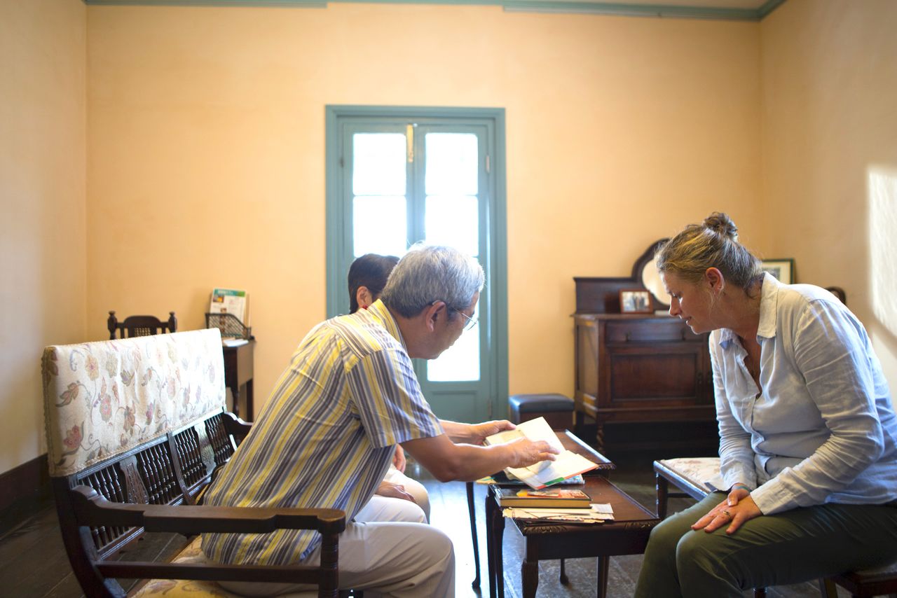 À l’écoute du témoignage d'un interprète qui avait accompagné son père. ©️The Postman from Nagasaki Film Partners ©️ Sakamoto Ayumi