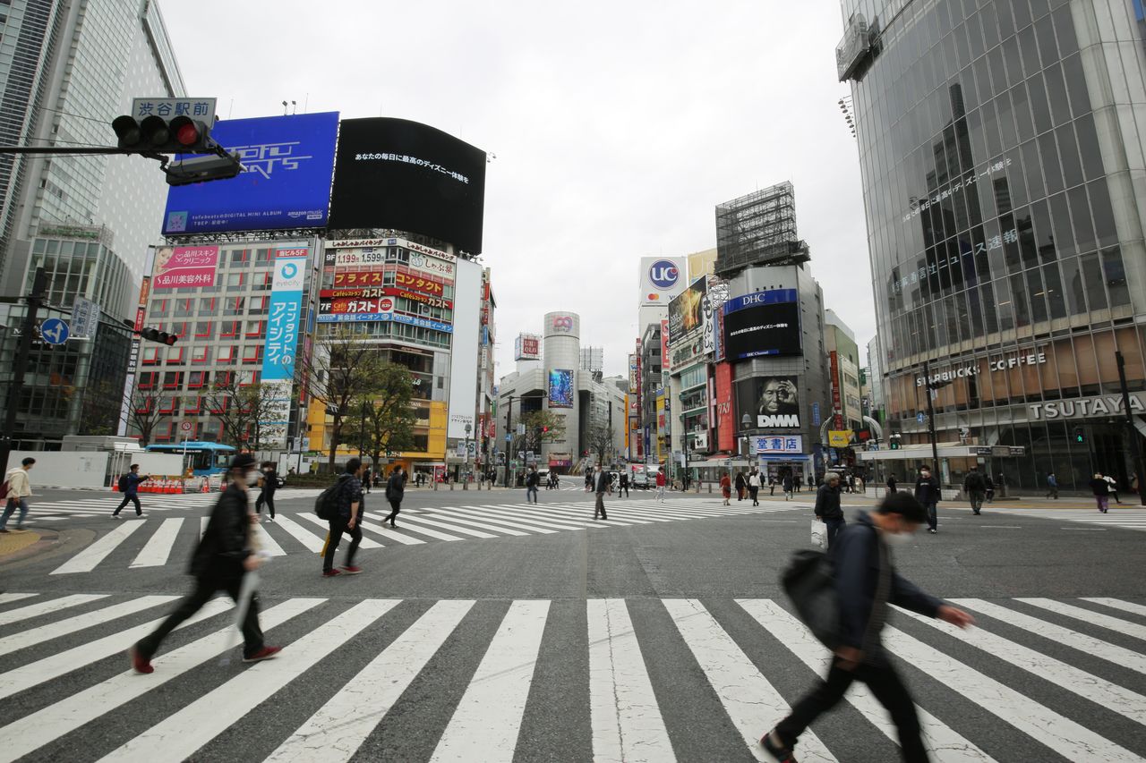 Le carrefour de Shibuya à Tokyo, beaucoup moins fréquenté que d’habitude suite à l’appel lancé par les autorités pour éviter les déplacements, le 28 mars 2020. (Jiji press)
