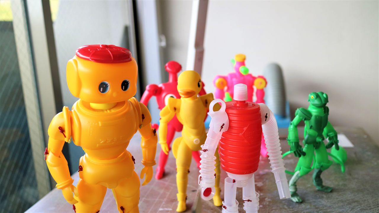 Toutes ces figurines sont fabriquées avec des objets du quotidien (© Kondô Yûki)