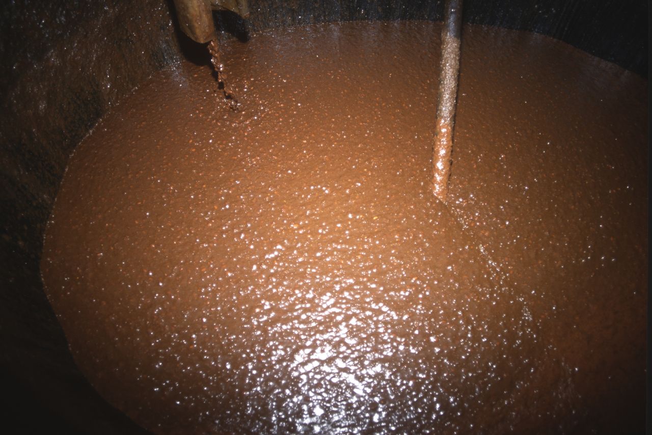 La purée est mélangée avec un bâton spécial appelé kaibô. Après six mois, le soja et le blé se sont dissouts dans un mélange brun foncé. 