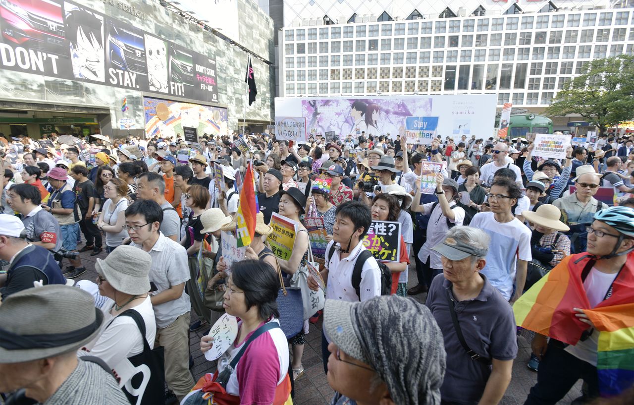 Rassemblement devant la gare de Shibuya suite aux propos de Sugita Mio le 5 août 2018 (Jiji Press)